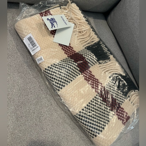 NEW $1,050 Burberry Jumbo Check Textured Wool Scarf - Picture 2 of 14